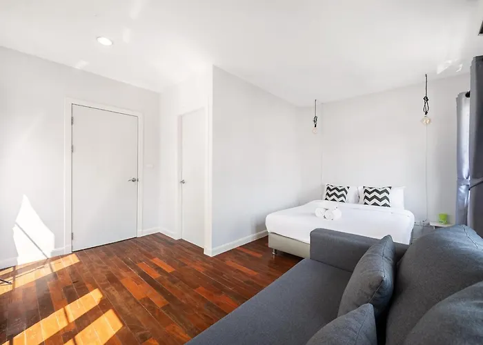 Villa Miq 808 Designer Townhouse Asok Bts - Entire 3 Bedroom With Pool - Sleeps 16 Guests Bangkok